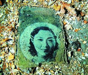 一名年輕女子的照片，很可能是當(dāng)年士兵的家人。