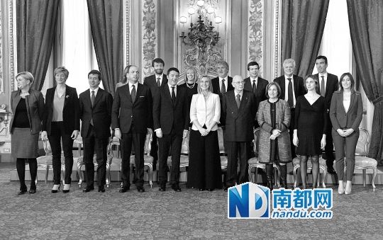 2月22日，在意大利羅馬總統(tǒng)府，新任總理馬泰奧·倫齊(前左五)與總統(tǒng)納波利塔諾(前右四)及新內(nèi)閣成員