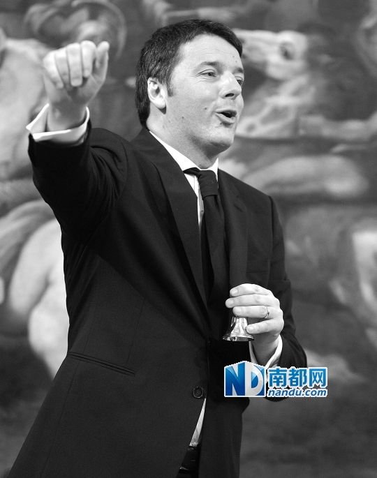 2月22日，在意大利羅馬總理府，新任總理馬泰奧·倫齊搖鈴象征正式行使總理權(quán)力。