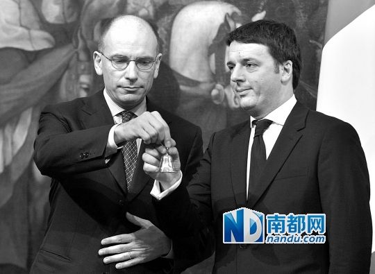 2月22日，在意大利羅馬總理府，新任總理馬泰奧·倫齊(右)與前任總理恩里科·萊塔舉行交接儀式。