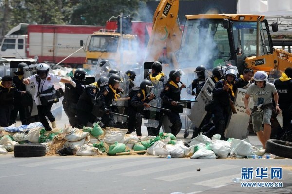 當(dāng)?shù)貢r(shí)間2月18日，泰國(guó)曼谷警方與示威者發(fā)生沖突。