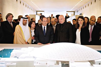 4月29日，法國總統(tǒng)奧朗德（中）和阿布扎比文化遺產(chǎn)委員會主席蘇爾坦親王（左）一起觀看“阿布扎比盧浮宮”建筑模型。盧浮宮計劃打造“阿布扎比盧浮宮”，以推廣法國文化。