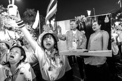 5日，泰國巴蜀府海濱度假勝地華欣，數(shù)萬民眾身穿國王的代表色“黃色”T恤，自發(fā)上街，口喊“國王萬歲”的口號。