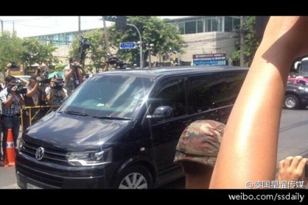 英拉乘坐其私人防彈車抵達(dá)軍方設(shè)施。