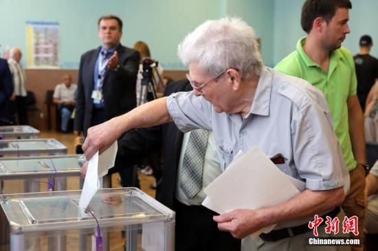 　5月25日，一名烏克蘭選民把填好的選票投入選票箱。