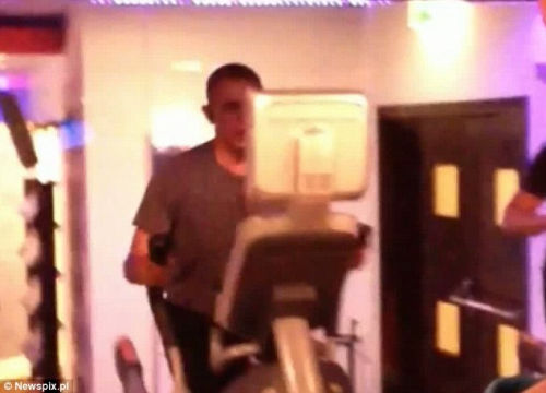 奧巴馬安?，F(xiàn)漏洞舉啞鈴健身時(shí)遭偷拍（組圖）（4）