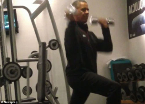 奧巴馬安?，F(xiàn)漏洞舉啞鈴健身時(shí)遭偷拍（組圖）（5）