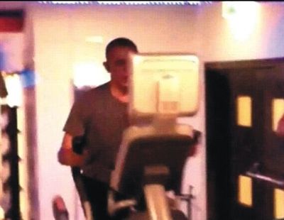 酒店健身中心，橢圓機(jī)上鍛煉的奧巴馬。