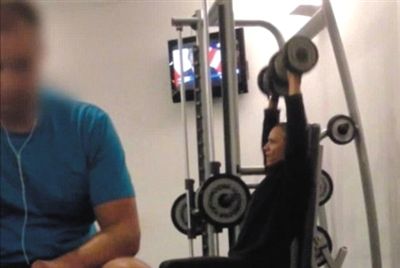 畫面中能看到健身房還有“其他人”。視頻截圖