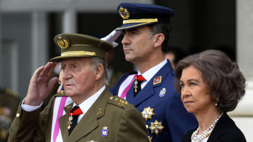 資料圖：西班牙國王胡安·卡洛斯一世（左）與其子費(fèi)利佩王儲（中）。