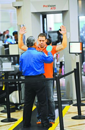 防止恐怖分子把炸彈偽裝成電子設(shè)備登機(jī)；新規(guī)適用于歐、非、中東赴美航班；智能手機(jī)將被重點(diǎn)排查