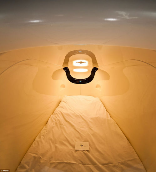 日本機(jī)場出現(xiàn)膠囊旅館 房間袖珍長2米高1米(圖) 日本機(jī)場出現(xiàn)膠囊旅館 房間袖珍長2米高1米(圖)