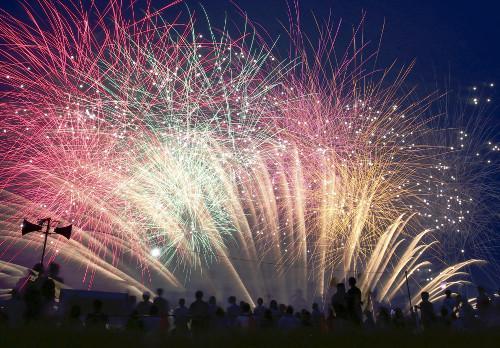 日本關(guān)東甲信地區(qū)當(dāng)天發(fā)布了梅雨期結(jié)束的消息，東京都葛飾區(qū)的江戶川河川敷當(dāng)晚舉行了煙花大會(huì)，約13000束煙花在夜空中綻放。（網(wǎng)頁截圖）