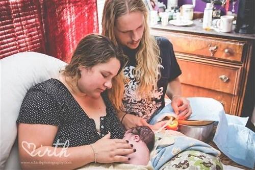 美國產(chǎn)婦流行“慢火燒斷臍帶” 稱能促進母嬰感情