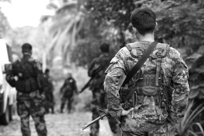 2009年12月13日，在菲律賓南阿古桑省，菲律賓安全部隊人員在一處現場警戒。圖/CFP