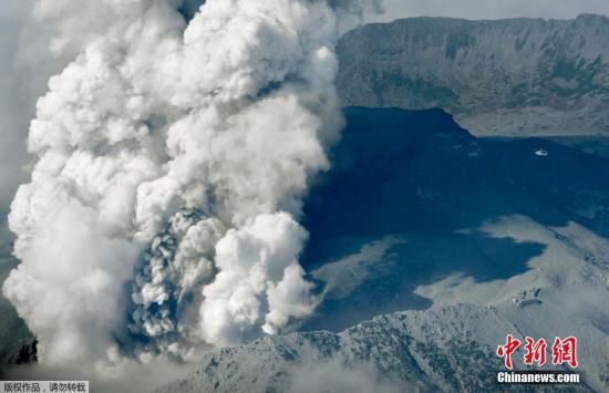 日本火山噴發(fā)救援行動(dòng)繼續(xù) 仍有45人下落不明 日本火山噴發(fā)救援行動(dòng)繼續(xù) 仍有45人下落不明