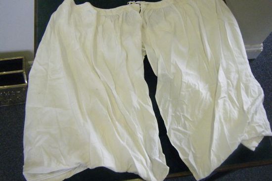 英維多利亞女王超大號短褲拍得6萬元 英維多利亞女王超大號短褲拍得6萬元