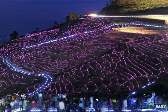 日本“白米千枚田”萬燈點綴 如夢如幻場面震撼 日本“白米千枚田”萬燈點綴 如夢如幻場面震撼