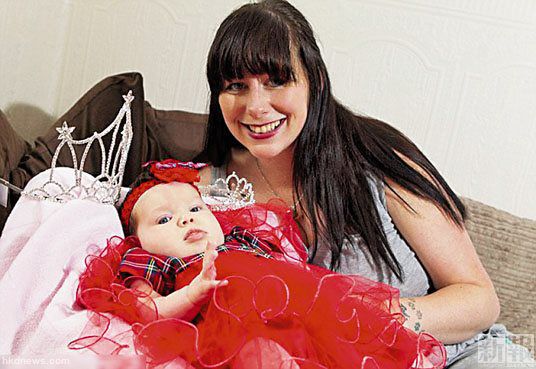 柯林斯在女兒盧娜6個月大時，便讓女兒參加選美。