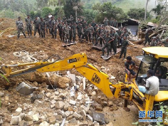 　10月29日，斯里蘭卡救援部隊(duì)抵達(dá)山體滑坡災(zāi)區(qū)展開(kāi)救援。