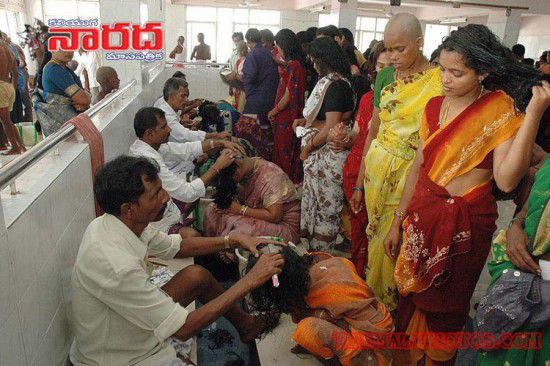 亮瞎眼！印寺廟朝圣日每天為2萬人剃光頭