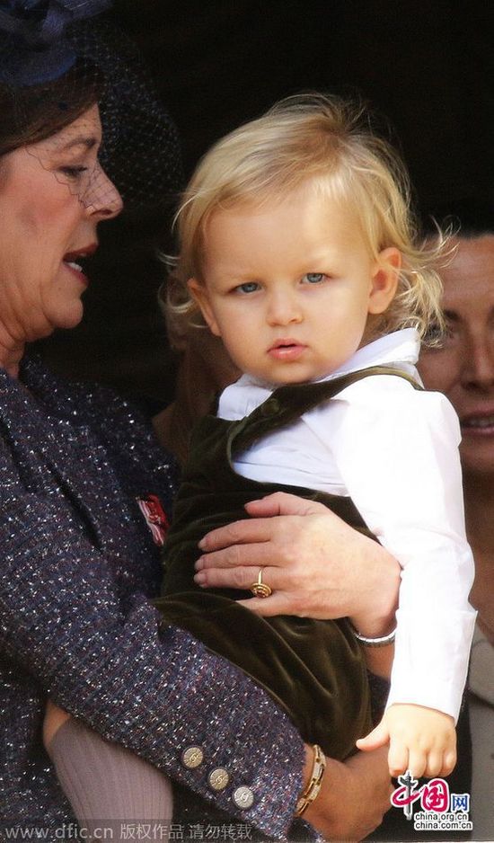 摩納哥1歲半小王子首次公開亮相(圖) 摩納哥1歲半小王子首次公開亮相(圖)