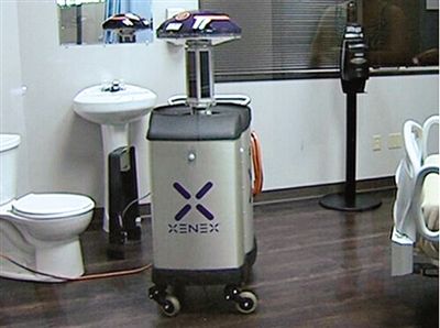 可通過發(fā)射紫外線對房間消毒的機(jī)器人。