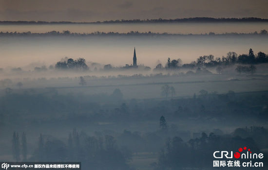 英迎冬季首波大幅降溫 多地大霧“裹”城(高清組圖) 英迎冬季首波大幅降溫 多地大霧“裹”城(高清組圖)