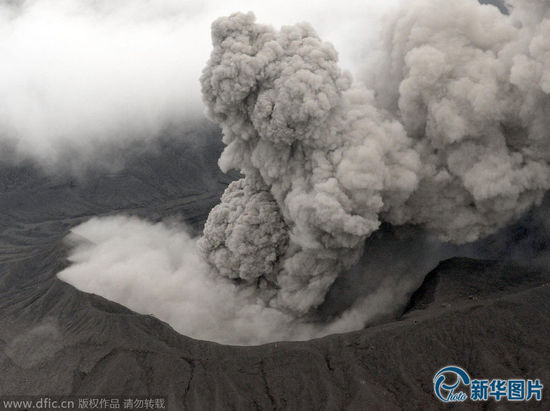 日本阿蘇中岳火山發(fā)生噴發(fā) 噴煙高達1000米 日本阿蘇中岳火山發(fā)生噴發(fā) 噴煙高達1000米
