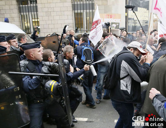 　　當(dāng)?shù)貢r(shí)間2014年11月27日，法國(guó)巴黎，法國(guó)農(nóng)民帶綿羊在埃菲爾鐵塔附近抗議，要求環(huán)保部門(mén)采取有效措施解決狼群襲擊羊群?jiǎn)栴}?！D片來(lái)源：TRICK KOVARIK/CFP