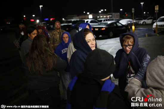 美國民眾搶購打折商品 迎“黑色星期五”血拼日(高清組圖)
