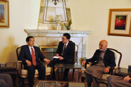 　11月30日，阿富汗總統(tǒng)加尼在首都喀布爾會(huì)見(jiàn)到訪的中國(guó)國(guó)務(wù)委員郭聲琨。