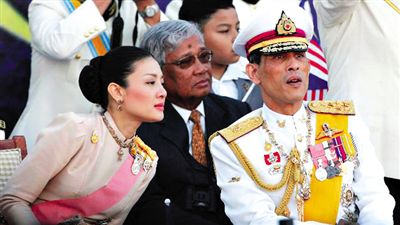 蒙西拉米左與哇集拉隆功王儲(chǔ)右一同參加活動(dòng)。