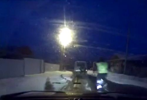 警車追逐中仍未追上可疑汽車，此時令人震驚的一幕出現(xiàn)，一名警察從警車中跳出來，向可疑車輛跑去。