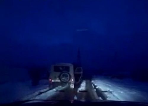 　　警察成功打開可疑汽車的車門并登上汽車，司機見狀立即停車及棄車逃走，警察則下車繼續(xù)追捕司機。