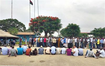 19日，安哥拉一檢查點(diǎn)抓扣大量外國人并查驗(yàn)證件。