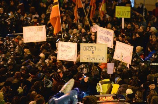 示威人群打出標語。