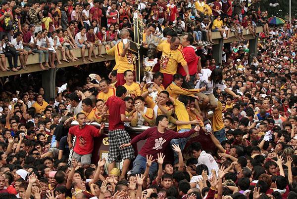 2011年“黑耶穌節(jié)”上，無數(shù)信徒希望觸摸到黑色耶穌雕像。