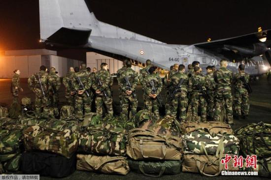 當(dāng)?shù)貢r(shí)間1月7日，法國軍人抵達(dá)巴黎布爾歇機(jī)場。他們將被部署在巴黎，以增強(qiáng)巴黎市的安保力量。