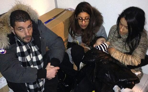 照片顯示了部分人質(zhì)躲藏于冷藏室中的情景。