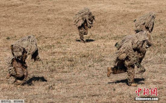 資料圖：當(dāng)?shù)貢r(shí)間2015年1月11日，日本船橋市，日本自衛(wèi)隊(duì)進(jìn)行新年軍演，大約500名軍人和24架飛機(jī)參與了本次演習(xí)。 視頻：日本敲定史上最大規(guī)模國(guó)防預(yù)算費(fèi)來(lái)源:央視軍事農(nóng)業(yè)