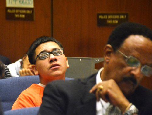 嫌犯奧丘阿（后）與嫌犯卡門的公辯律師漢彌爾頓在初審法庭上。