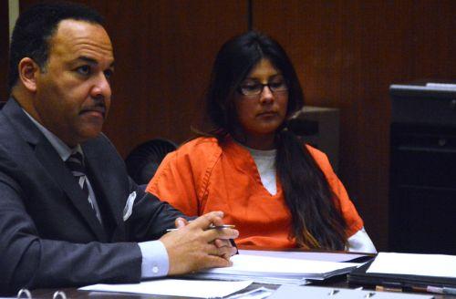 嫌犯卡門（中）在初審法庭上。（僑報(bào)網(wǎng)：圖片由法庭指定攝影師提供）