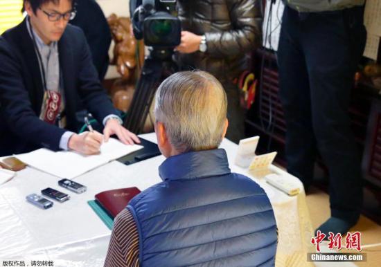 當?shù)貢r間1月25日，日本千葉市，日本遭“伊斯蘭國”綁架人質(zhì)湯川遙菜的父親接受媒體采訪。伊斯蘭國武裝(IS)24發(fā)布視頻顯示，其中一位被綁架日本人質(zhì)湯川遙菜(Haruna Yukawa)已經(jīng)被該組織殺害。日本政府表示將驗證視頻的真實性。 視頻：關(guān)注日本人質(zhì)事件：極端組織視頻顯示一人質(zhì)已遭殺害來源:央視新聞