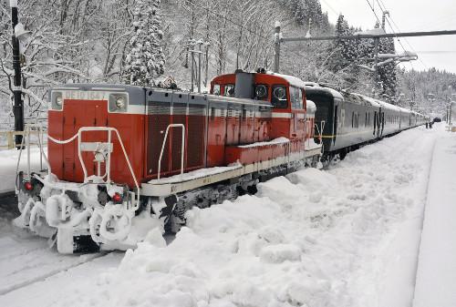 JR一臥鋪特急列車，因大雪在JR奧羽線津輕湯站附近拋錨，約130名乘客不得不在車上過夜。