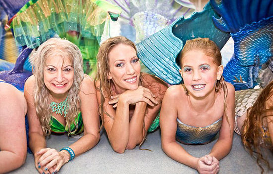 一年一度的Merfest大會(huì)在美國凱里舉行，數(shù)百男女齊聚那里慶祝成為“人魚”。（網(wǎng)頁截圖）