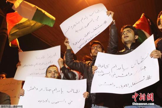 約旦軍方宣布，被極端組織“伊斯蘭國”劫為人質(zhì)的飛行員卡薩斯貝已遭殺害，憤怒的抗議群眾聚集首都安曼。 視頻：約旦政府談人質(zhì)遇害：一定會(huì)做出強(qiáng)有力回?fù)魜碓?央視新聞