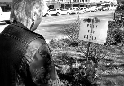 2月10日，美國(guó)亞利桑那州，民眾獻(xiàn)花悼念遇難的美國(guó)人質(zhì)米勒。圖/東方IC