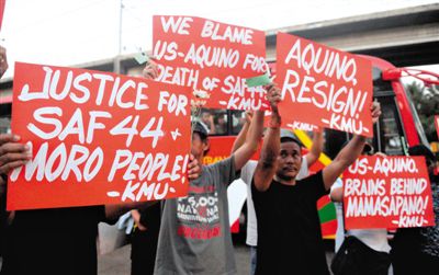 2月3日，菲律賓馬尼拉，民眾舉行示威游行悼念遇難的44名特警，并要求總統(tǒng)阿基諾下臺，對此次反恐行動失敗負責。