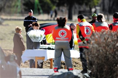 29日，法國塞訥鎮(zhèn)，搜救人員和遇難者家屬一同向遇難者致哀。
